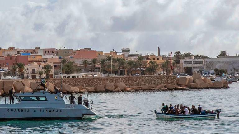 Refugiados y migrantes en una embarcación de madera rescatados cerca de la isla italiana de Lampedusa, en el mar Mediterráneo (archivo).