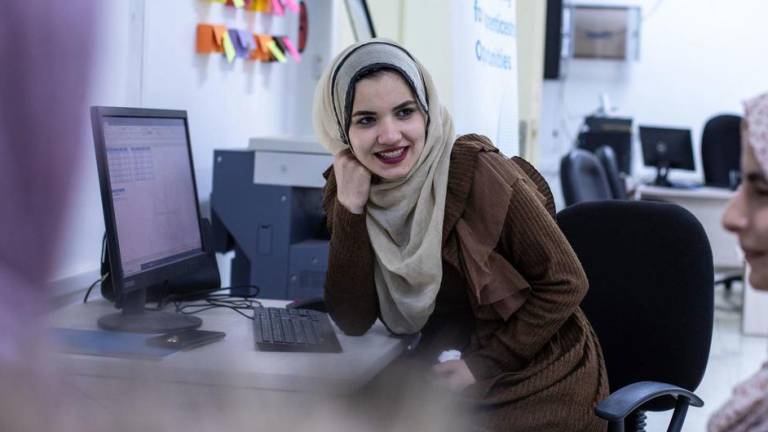Dos jóvenes participan en un programa de capacitación digital en Jordania.