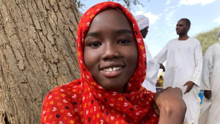 Una niña que huyó de Sudán con su familia espera la distribución de ayuda humanitaria en Chad.