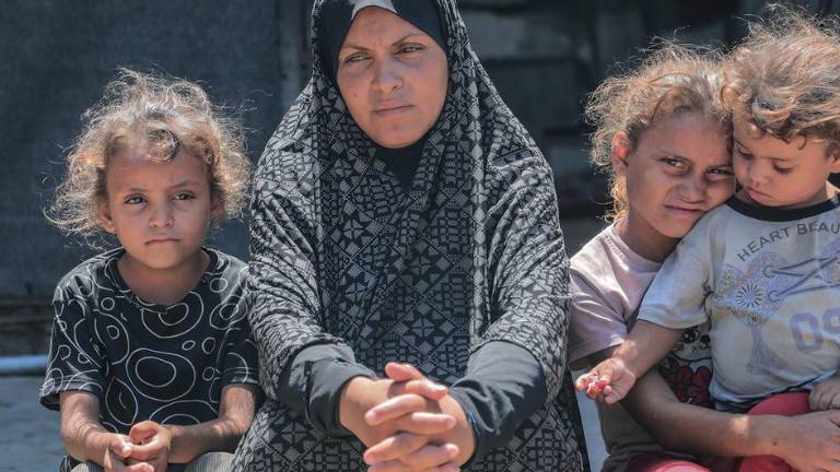 Una mujer con sus hijos en el norte de Gaza.