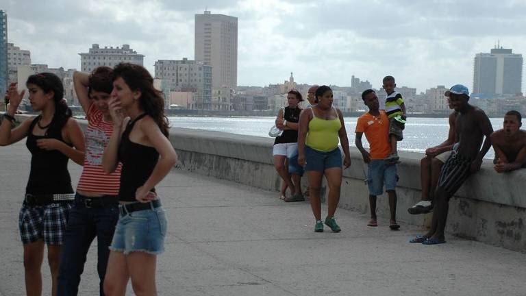 Un grupo de jóvenes se reúnen en el paseo marítimo de La Habana, en la capital cubana.