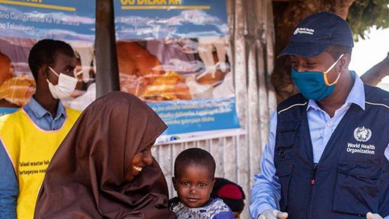 Una niña espera que la vacunen durante la campaña nacional de vacunación contra la poliomielitis y el sarampión en Mogadiscio, la capital de Somalia. Foto de archivo.