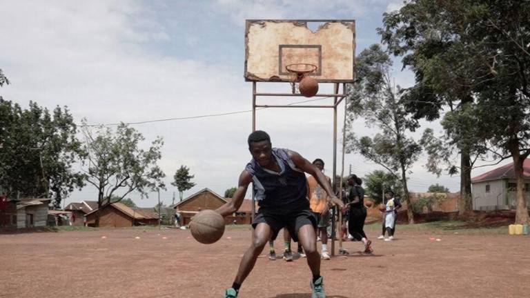 Stephane Kulimushi entrena en una cancha de baloncesto en Kampala, Uganda.