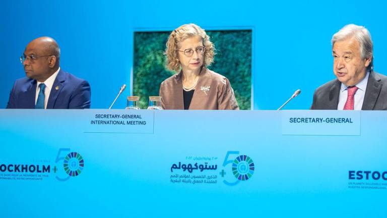 El Secretario General António Guterres (derecha), la directora ejecutiva de ONU Medio Ambiente, Ingrid Andersen, y el presidente de la Asamblea General, Abdulla Shahid intervienen en la cumbre medioambiental, Estocolmo+50, en Suecia.