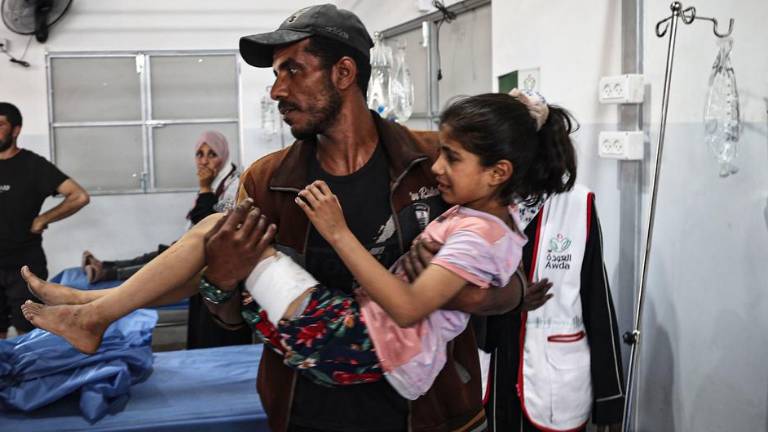 Una niña de 10 años ingresa en el hospital Al-Awda del campo de Nuseirat, en Gaza.