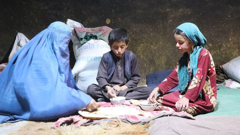 Una familia de un pueblo de la provincia afgana de Badakhshan consume alimentos enviados por la ONU.