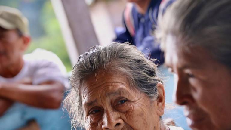 Una adulta mayor indígena espera su turno para la consulta médica en una remota aldea del norte de Brasil.