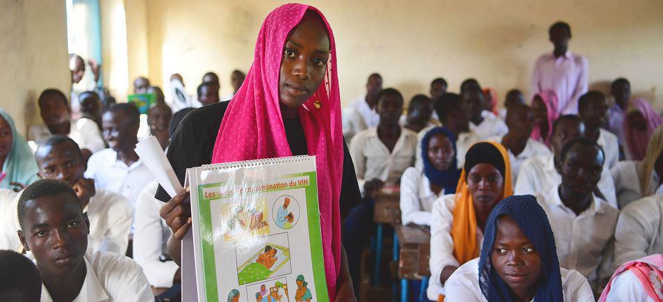$!Una joven voluntaria imparte información sobre la salud sexual y reproductiva a los estudiantes de una escuela preparatoria en Chad.
