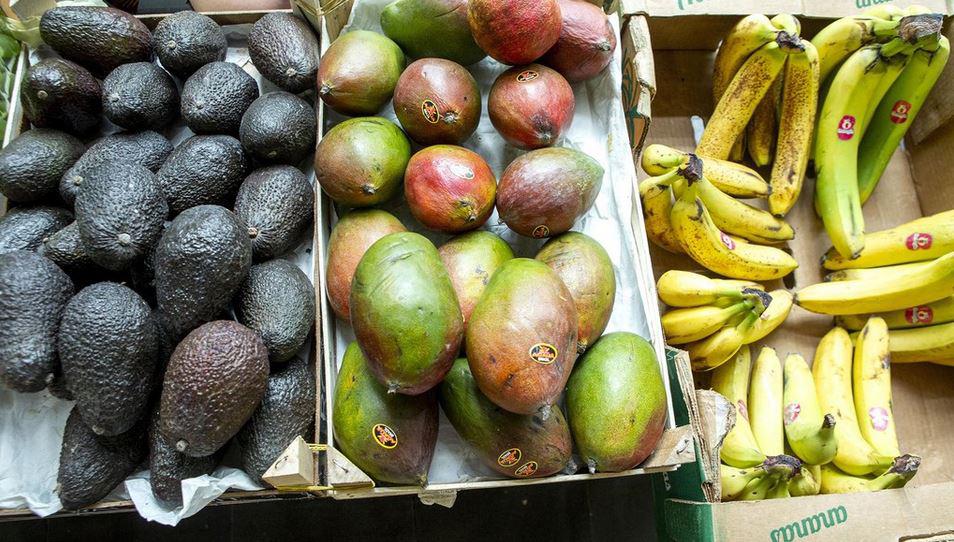 $!Aguacates, mangos y plátanos en un mercado.