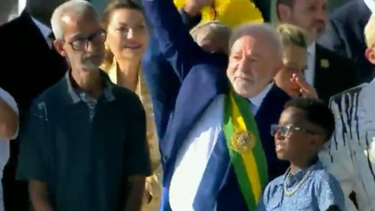 Luiz Inácio Lula da Silva recibe la banda presidencial para dar inicio a su tercer período de mandato en Brasil.