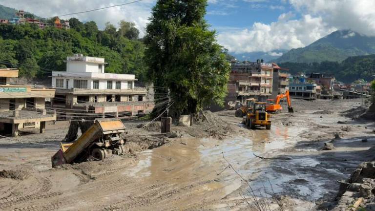 Los edificios de la provincia de Bagmati, en Nepal, permanecen cubiertos de lodo tras una inundaciones repentinas.