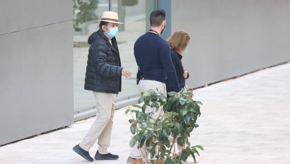 $!El cantante al salir del nosocomio acompañado por su familia.