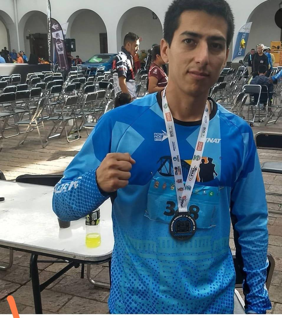 $!Entre vender tras su carreta y el deporte: Ricardo corre por un reto propio