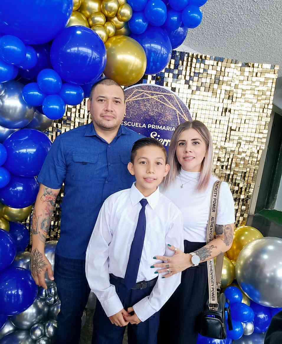 $!Iñaki entre sus papás Iván Contreras y Chantal López.