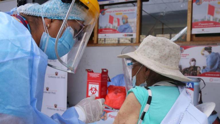 Las personas de edad avanzada comenzaron a recibir las vacunas Covid-19 en Lima, Perú, a finales de marzo de 2021.