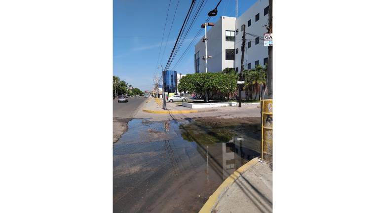 El rebosamiento afecta vialidad frente a Juzgados Familiares sin atención de Jumapam.