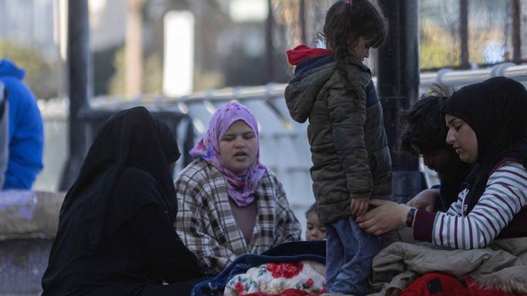 Desplazados por los bombardeos israelíes duermen en la zona costera de Ain El Mreisseh en Beirut, Líbano.