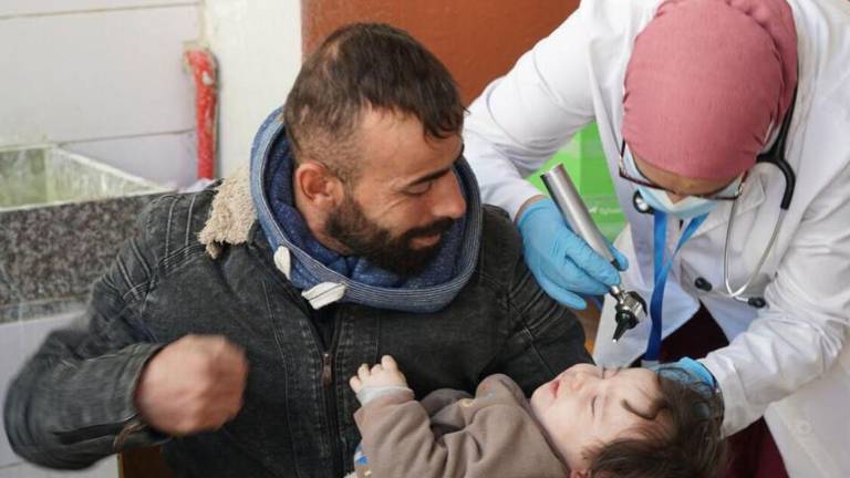 Un médico examina a un niño en una escuela en el Líbano como parte de un esfuerzo de una organización no gubernamental local, Mousawat, para brindar atención médica primaria a las personas desplazadas por el conflicto actual.