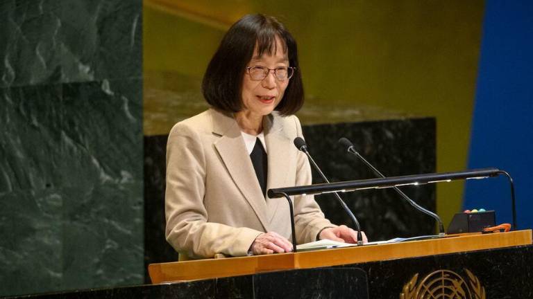 La jueza Tomoko Akane, presidenta de la Corte Penal Internacional, presenta el informe de la corte ante la Asamblea General de las ONU.