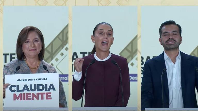 Durante la participación de Claudia Sheinbaum, Gálvez Ruiz sacó un cartel con la leyenda “Claudia miente”.