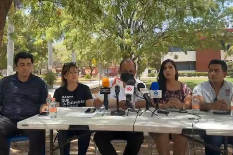 Estudiantes de la UAdeO no pueden tener su título porque firma de Pedro Flores aún no vale