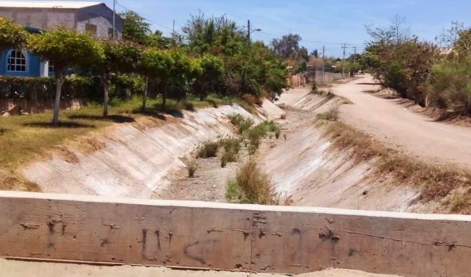 $!Limpian drenes para prevenir inundaciones en Elota