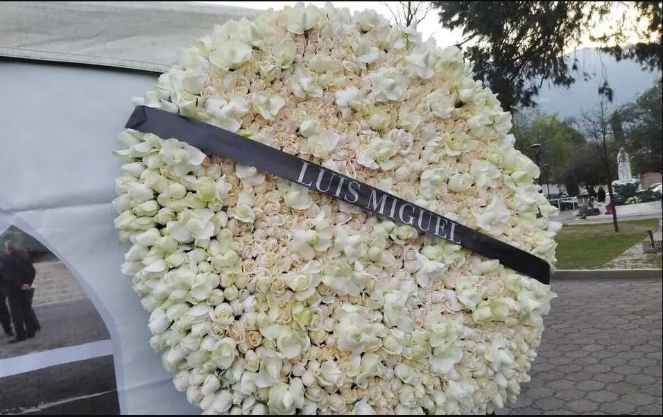$!Luis Miguel envía corona de flores al fallecido Carlos Bremer