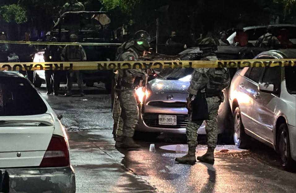 $!Atentado deja un hombre muerto y una mujer herida dentro de un vehículo en Alturas del Sur, en Culiacán