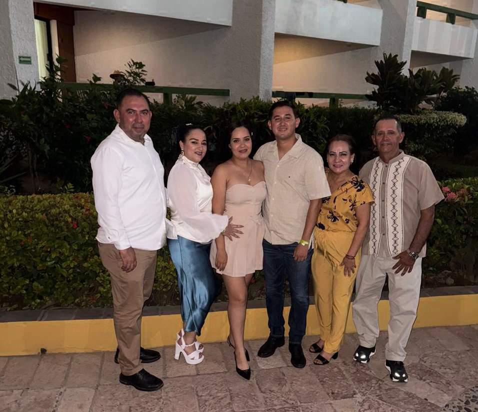 $!Los jóvenes entre sus respectivos padres.