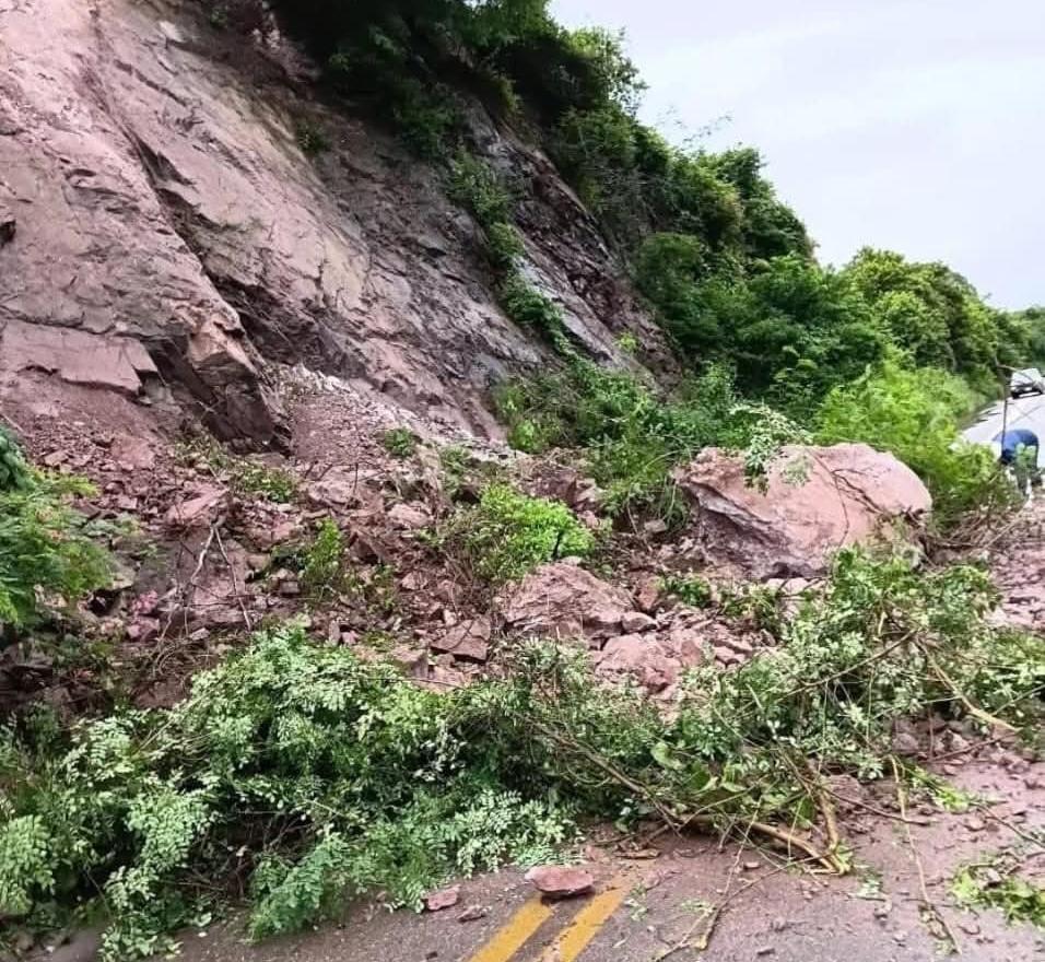 $!Reportan desprendimiento de cerro sobre carretera a Matatán, en Rosario