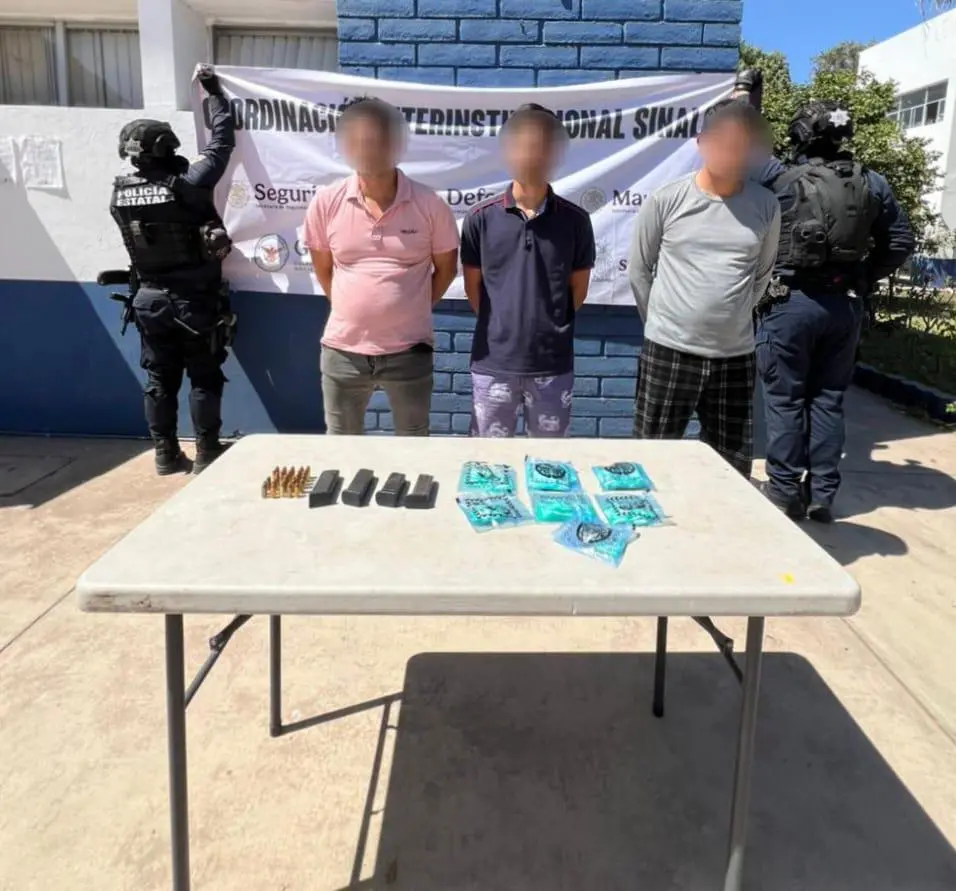 $!Policías estatales aseguran dosis de cristal y detienen a tres en Culiacán