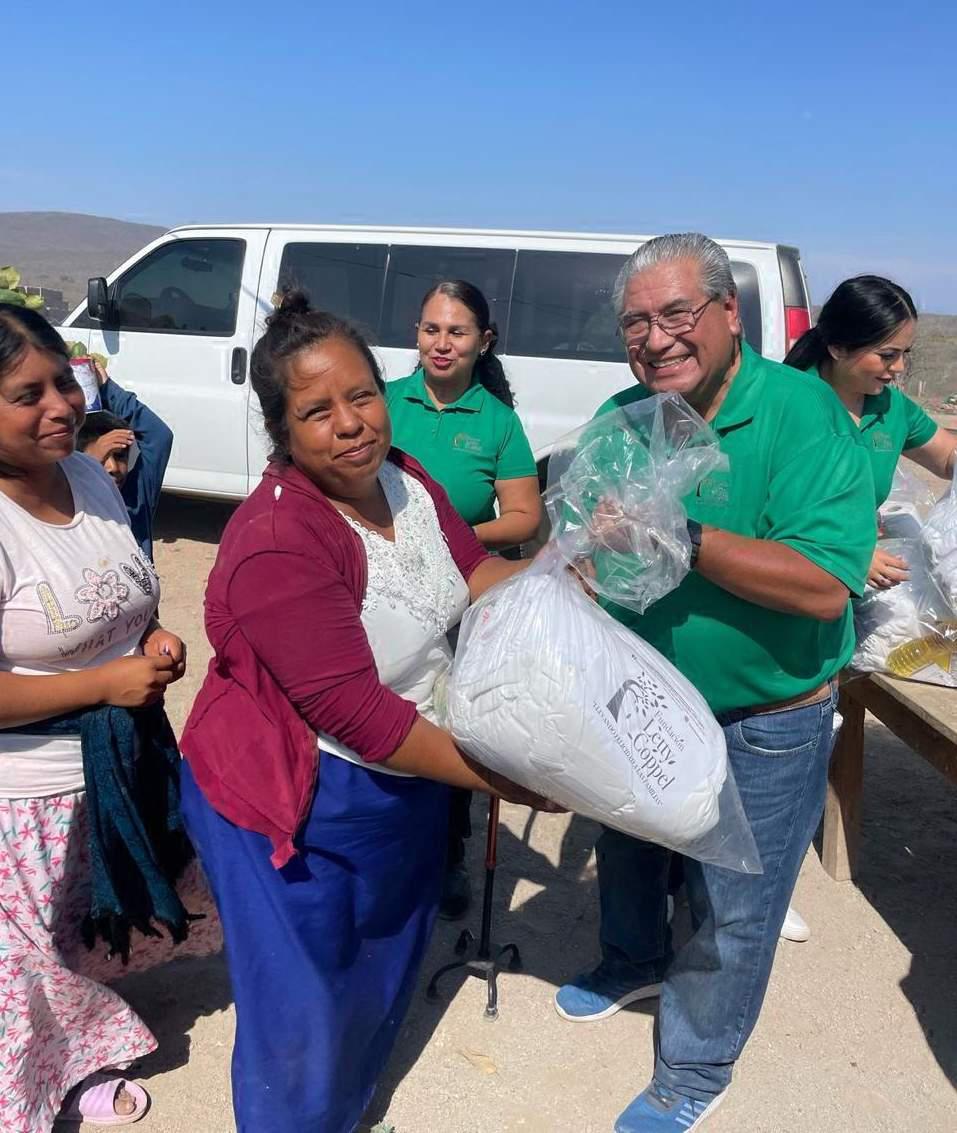 $!Esta madre de familia recibe su donación de manos de Ramiro Zavala.