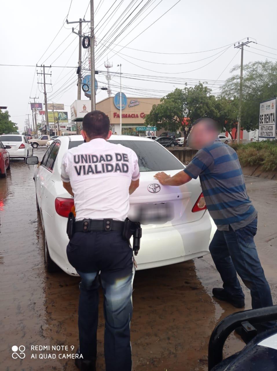 $!Por lluvias en Culiacán, 11 conductores fueron apoyados