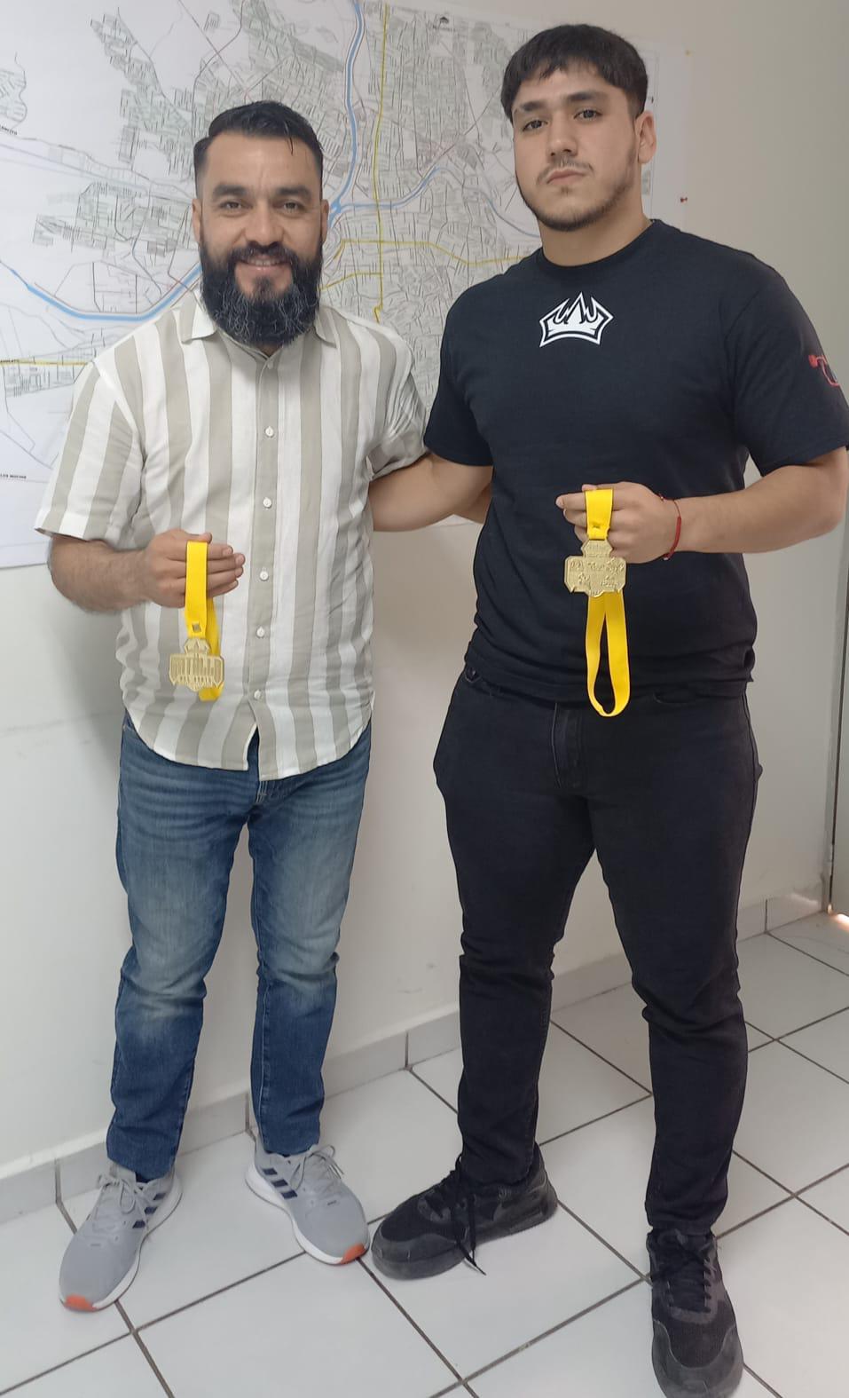 $!Felicita director del Imdec a Jorge Beltrán, ganador de dos medallas de oro en Selectivo Regional de Powerlifting