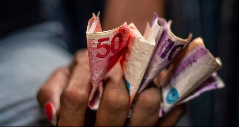 Un vendedor de un mercado en Manila.