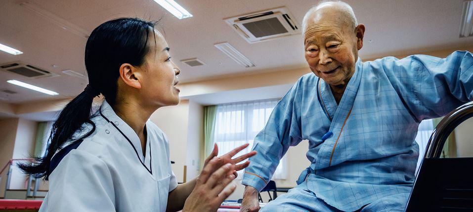 $!Un anciano recibe terapia de rehabilitación en Japón.