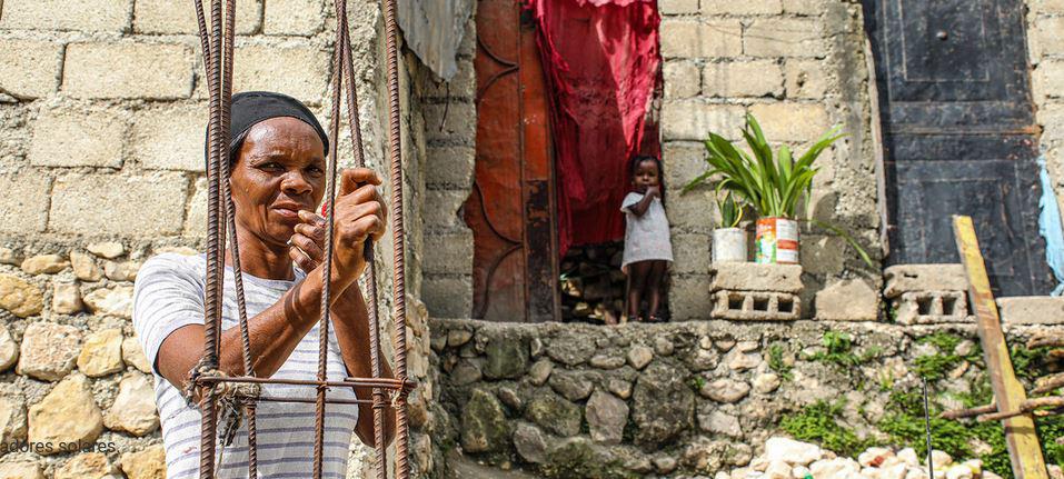 $!Mujer desplazada de Puerto Príncipe con su nieta