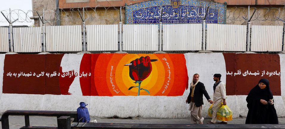 $!Un mural conmemorativo en el centro de Kabul recuerda los periodistas muertos en Afganistán en 2016.