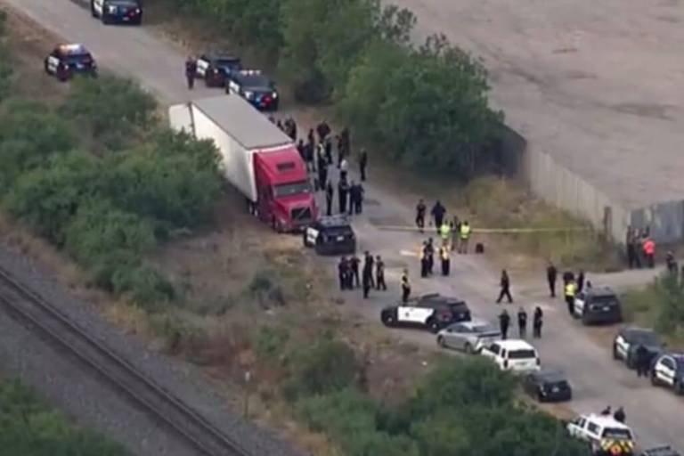 Hallan muertos al menos a 50 migrantes en caja de tráiler en San Antonio, Texas