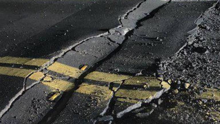 Además de daños a edificios, el sismo registrado en California dejó afectaciones en carreteras.
