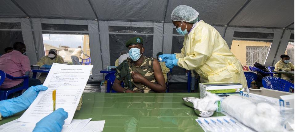$!Una enfermera inyecta la primera dosis de la vacuna Covid-19 a un soldado de 45 años en la República Democrática del Congo.
