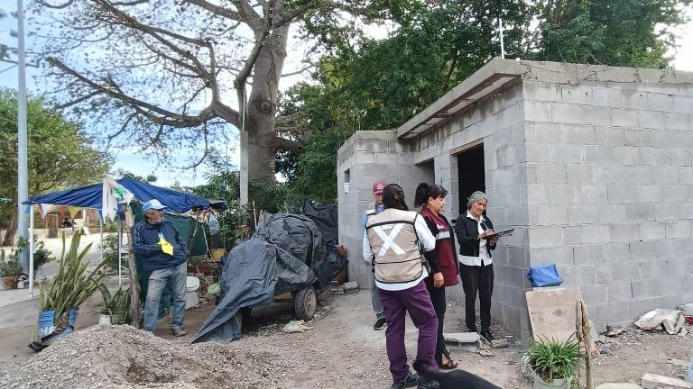 Personal de la Dirección de Contraloría Social supervisó el avance de cuartos dormitorios construidos en la colonia Las Cucas, junto con comités ciudadanos y autoridades municipales.