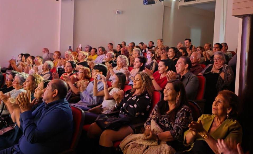 $!El público aplaudió el espectáculo.