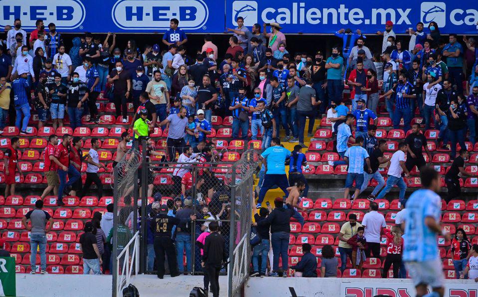 $!Suspenden duelo entre Querétaro y Atlas por pleito entre porras en las tribunas