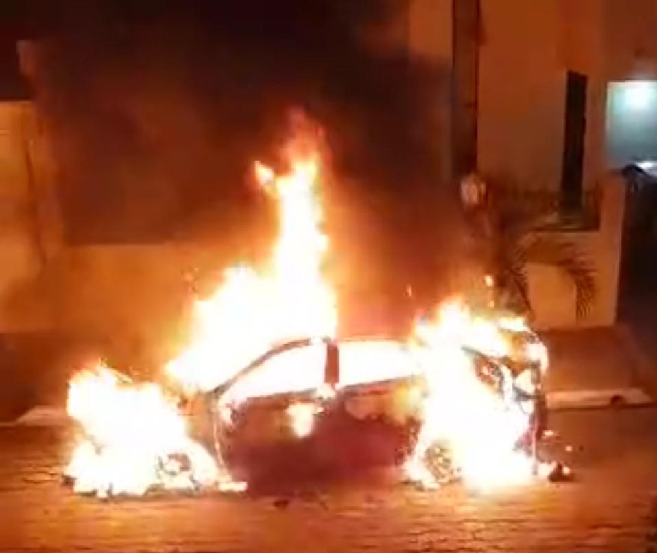 $!Abandonan e incendian auto en el fraccionamiento Lomas de Mazatlán