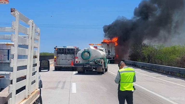 Un tractocamión se incendió cuando circulaba sobre el libramiento Mazatlán-Villa Unión, a la altura del kilómetro 247+300.