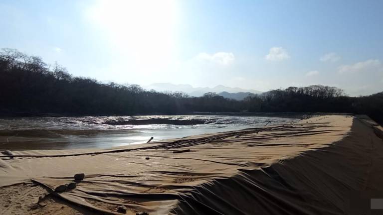 Autoridades y personal de la mina trabajan en la zona de Chele para ubicar y rescatar a cuatro trabajadores atrapados.