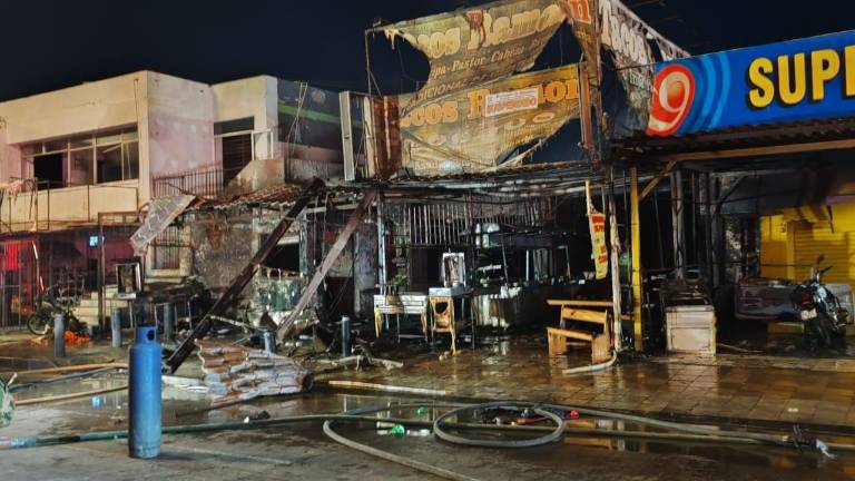 Dos personas fueron hospitalizadas con quemaduras graves tras el incendio.