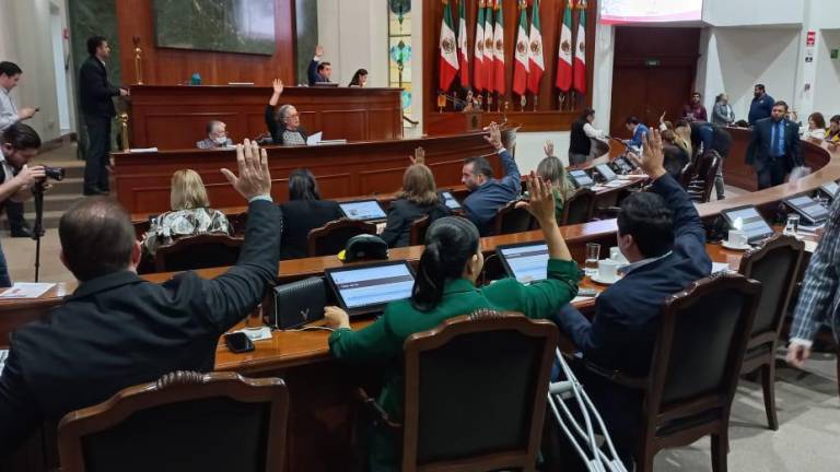 Sesión del Congreso de Sinaloa donde, entre otras cosas, votaron a favor de los dictámenes que reprueban las cuentas públicas de 12 municipios.