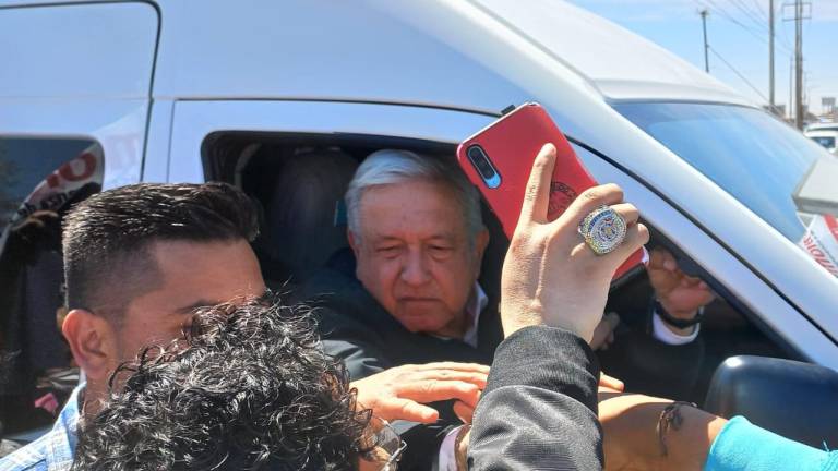 “¡Justicia!” y “¡Qué salga, qué salga!” fueron algunas de las consignas que manifestaron los migrantes mientras detenían el paso de la camioneta del Presidente López Obrador.